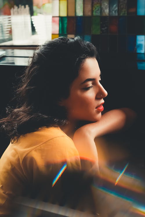 坐着的女人的侧视图照片 · 免费素材图片