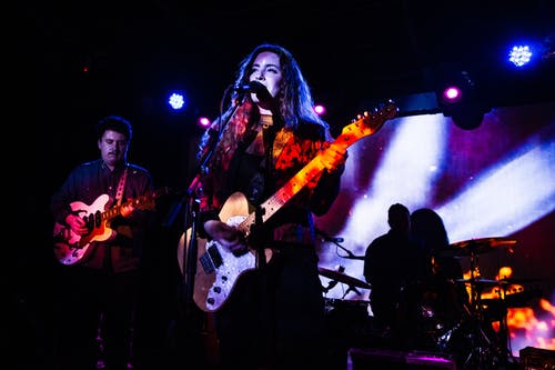 在紫色和白色的灯光在舞台上演奏音乐的乐队 · 免费素材图片