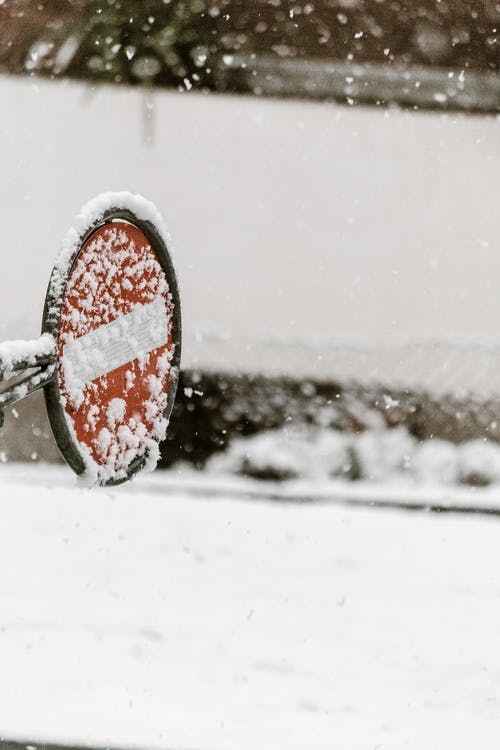 红色停止交通标志被雪覆盖 · 免费素材图片