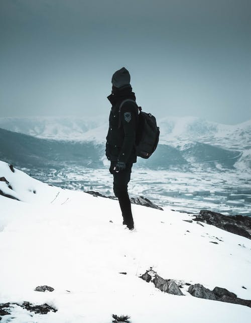 站在雪山上的人 · 免费素材图片