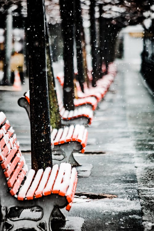 白雪覆盖的椅子 · 免费素材图片