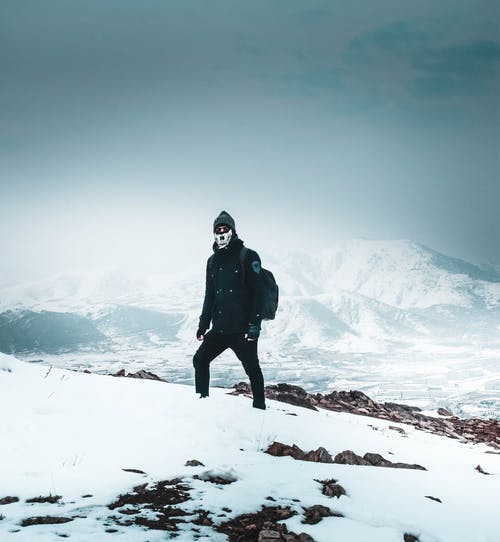 站在白雪皑皑的地区的人 · 免费素材图片