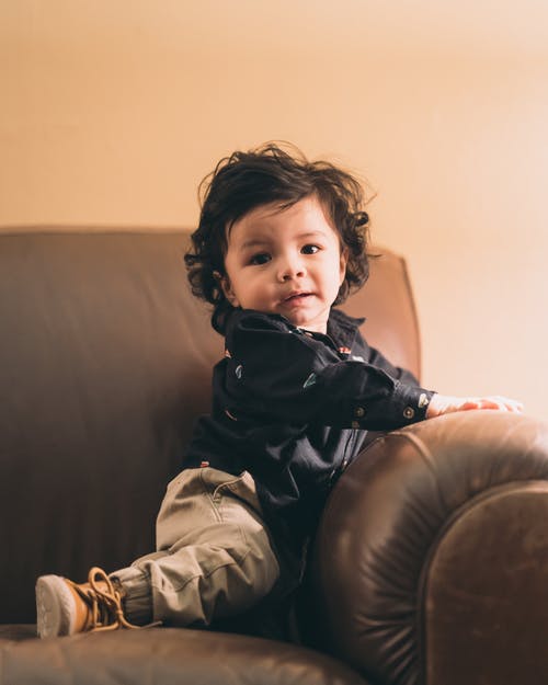 棕色沙发上的蹒跚学步 · 免费素材图片