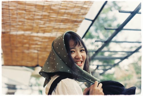 微笑的女人穿着围巾 · 免费素材图片