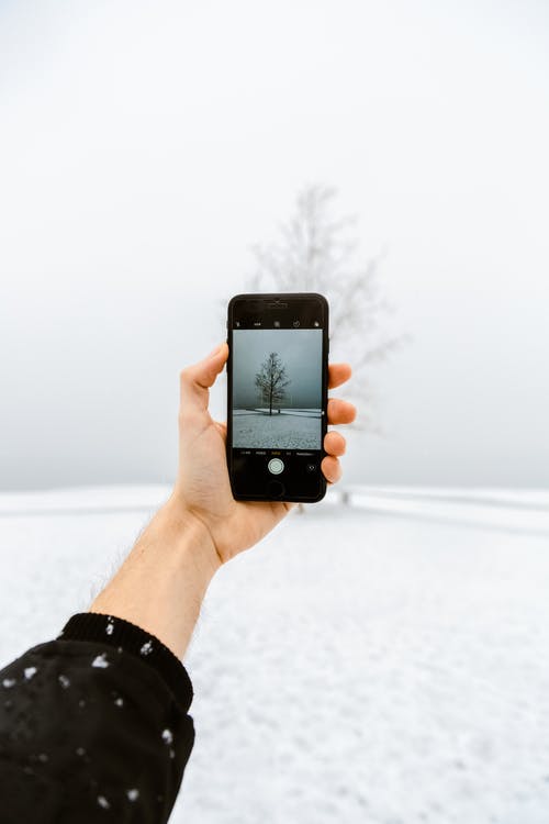 树木覆盖着雪的人拍照 · 免费素材图片