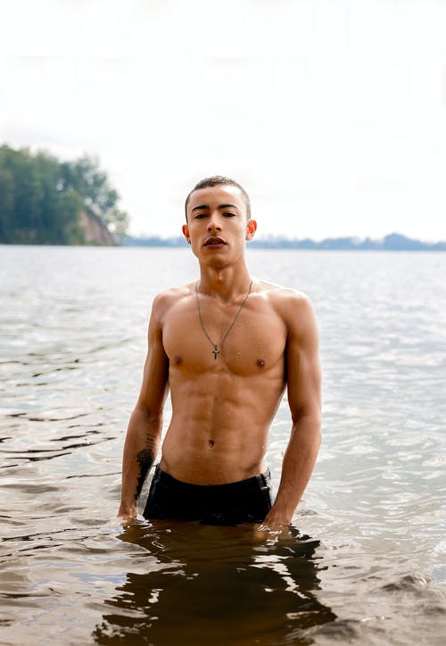 裸照男子站在水上 · 免费素材图片