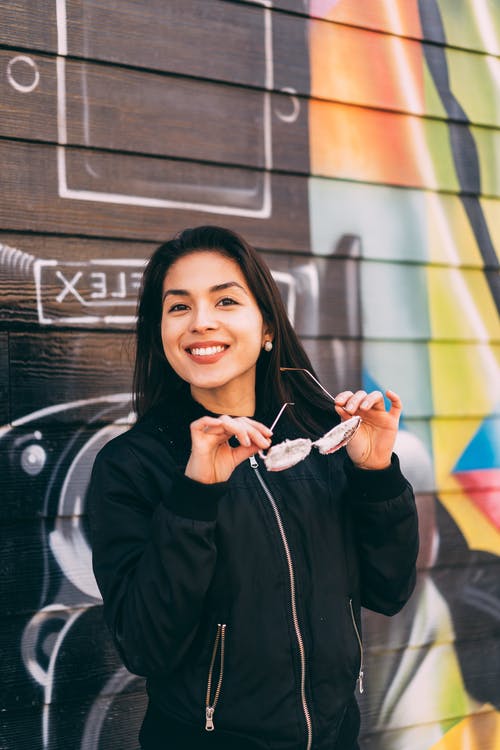女人控股太阳镜 · 免费素材图片