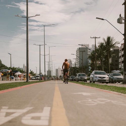 男子骑自行车的低角度照片 · 免费素材图片