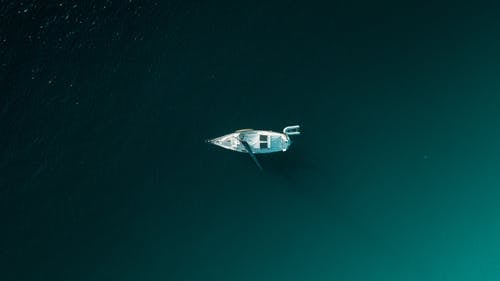 白船上绿水 · 免费素材图片