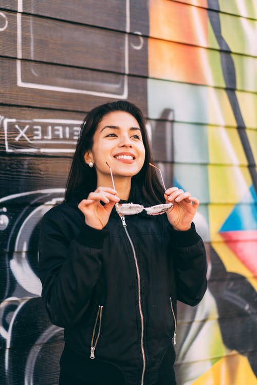 女人控股太阳镜 · 免费素材图片