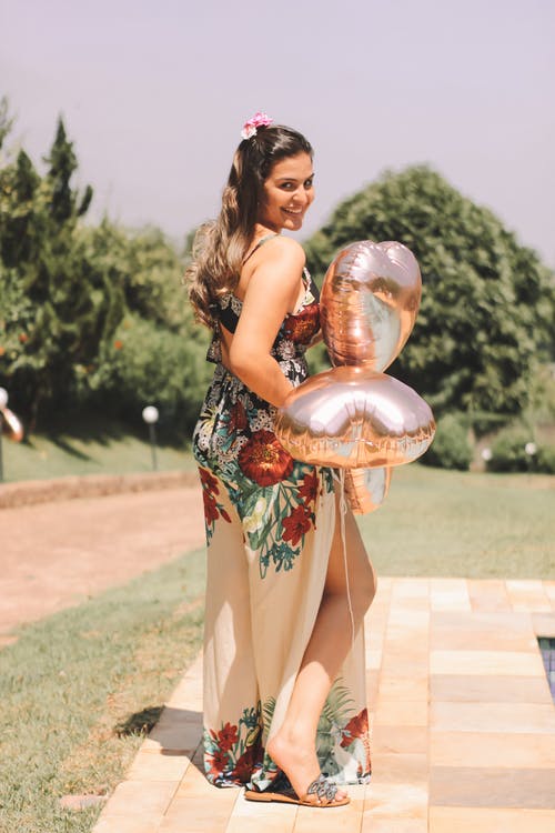 女人拿着气球的照片 · 免费素材图片