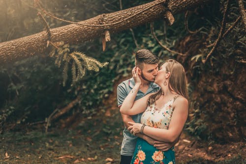 情侣接吻的照片 · 免费素材图片