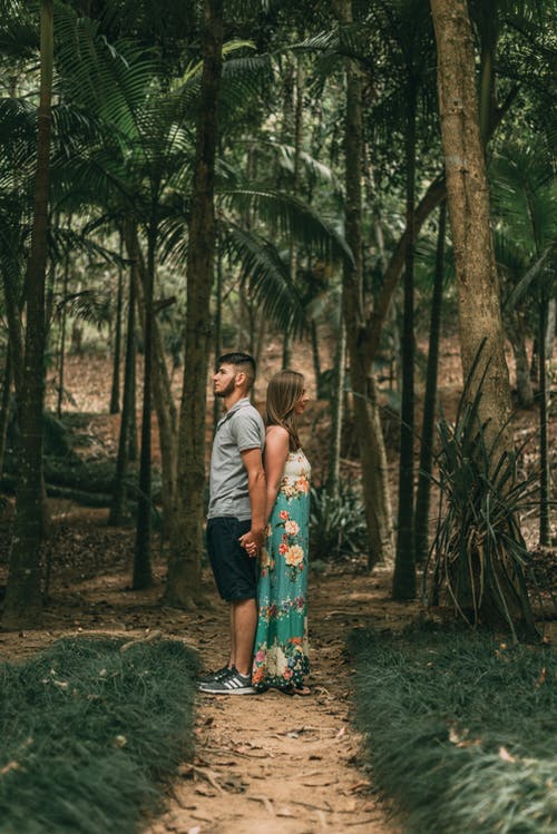 夫妇站在森林中间的照片 · 免费素材图片