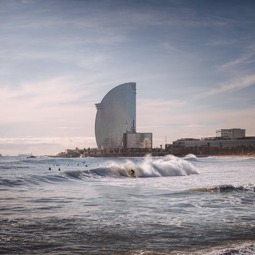 高层建筑背景与冲浪的人 · 免费素材图片
