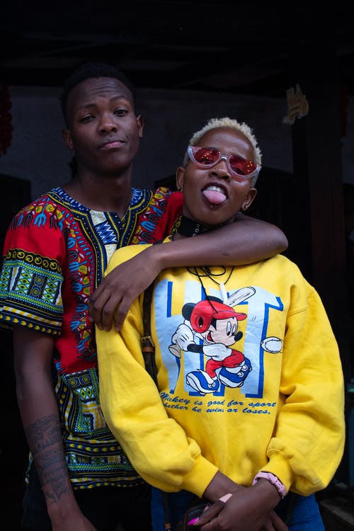 男人和女人站在墙附近 · 免费素材图片