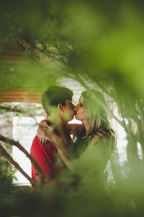 接吻情侣的选择性聚焦照片 · 免费素材图片