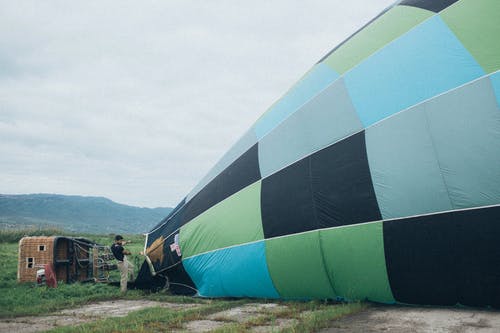 蓝色，绿色和黑色热气球 · 免费素材图片
