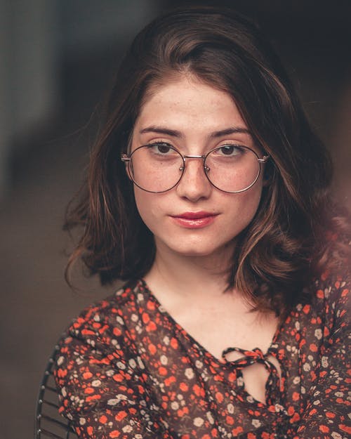 女人戴眼镜 · 免费素材图片