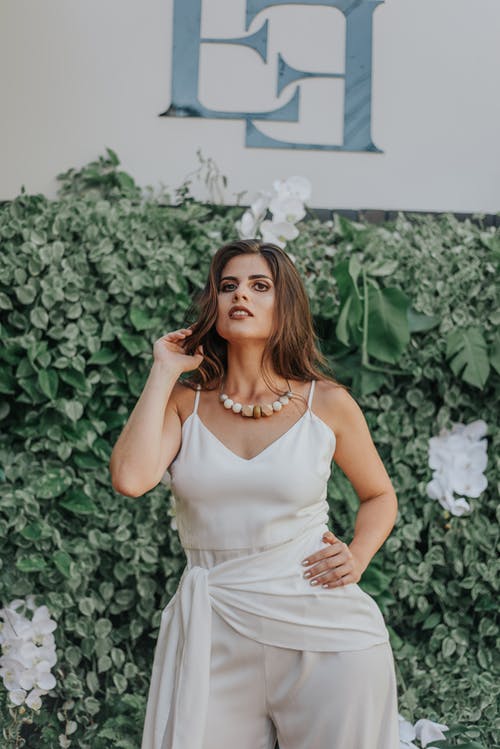 女人穿着白色意大利面条表带上衣 · 免费素材图片