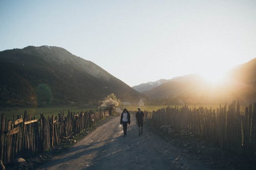 在土路上行走的人的照片 · 免费素材图片