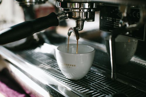 咖啡机浇注白色陶瓷杯 · 免费素材图片