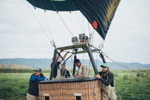一群即将乘坐热气球的男人 · 免费素材图片