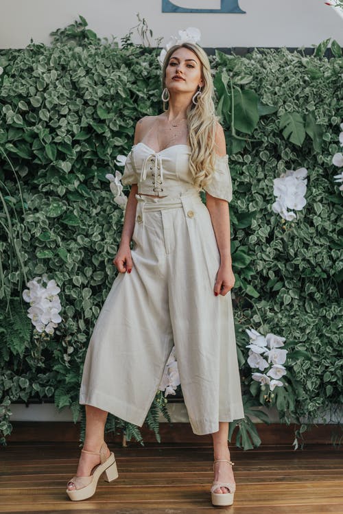 站在植物前的女人 · 免费素材图片