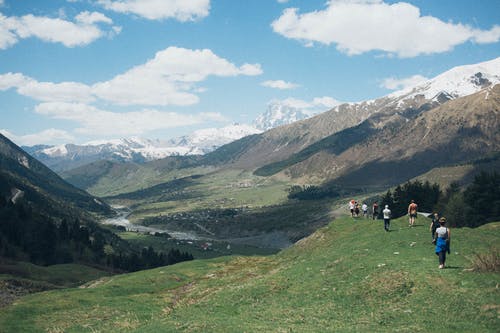 在草地上行走的人 · 免费素材图片