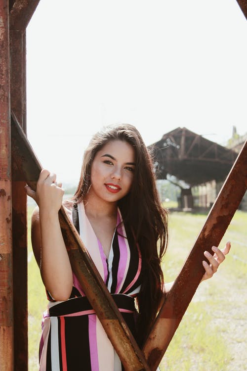 站立时拿着酒吧的女人 · 免费素材图片