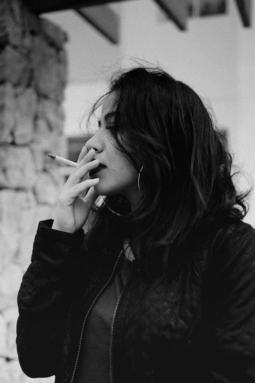 女人在灰度照片中吸烟 · 免费素材图片