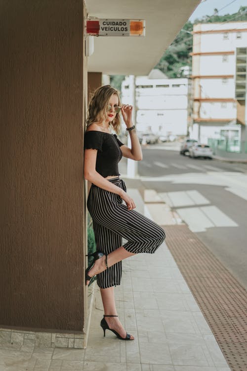 女人站在内阁 · 免费素材图片