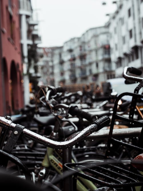 在街中央的自行车近景 · 免费素材图片