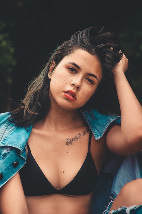 按住她的头发穿比基尼上衣的女人 · 免费素材图片