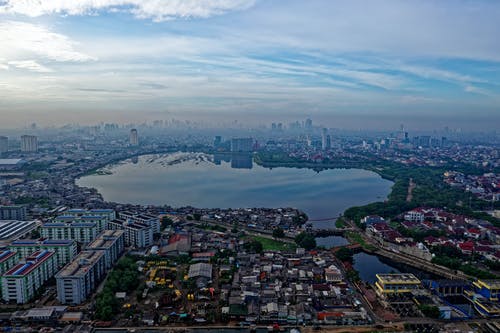 包围建筑物和房屋的湖泊鸟瞰图 · 免费素材图片