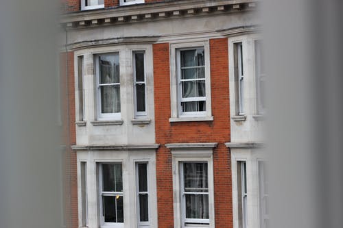 红色和白色建筑视图 · 免费素材图片