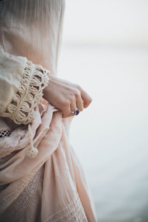 女人抱着她的衣服 · 免费素材图片