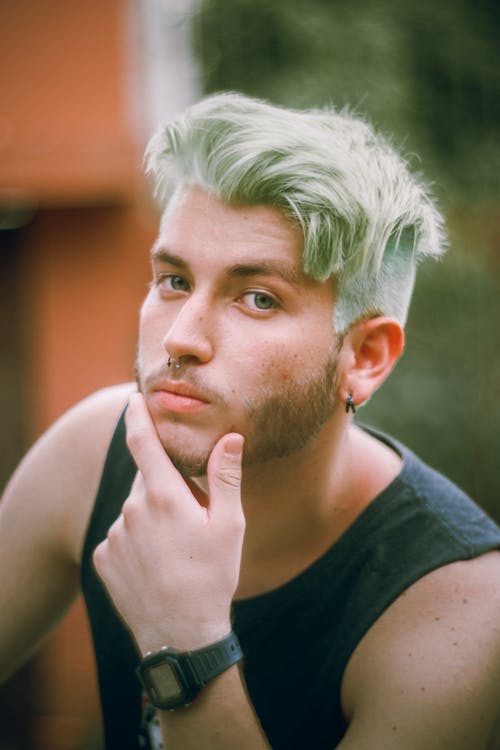 身穿黑色背心的男人 · 免费素材图片