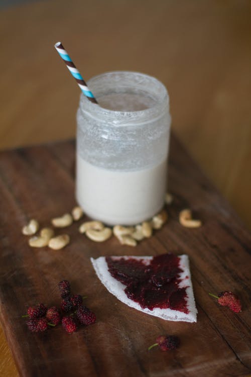 桌上的牛奶，坚果和浆果 · 免费素材图片