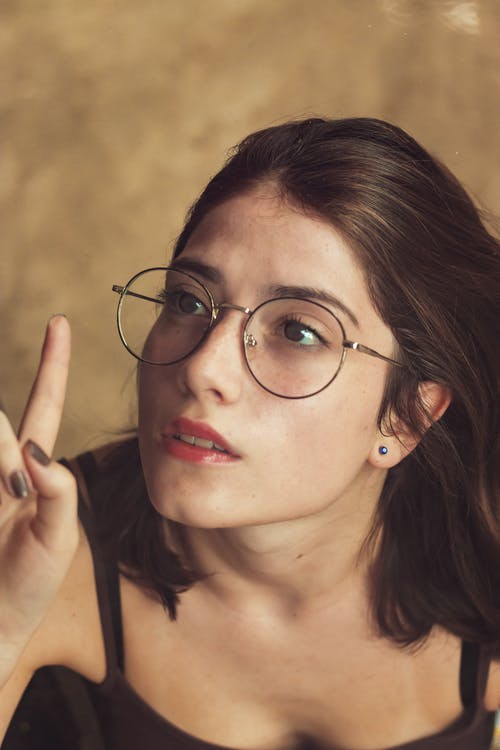女人戴眼镜 · 免费素材图片