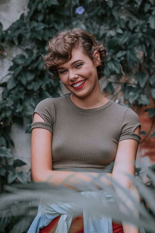 站在前藤的灰色上衣的女人 · 免费素材图片