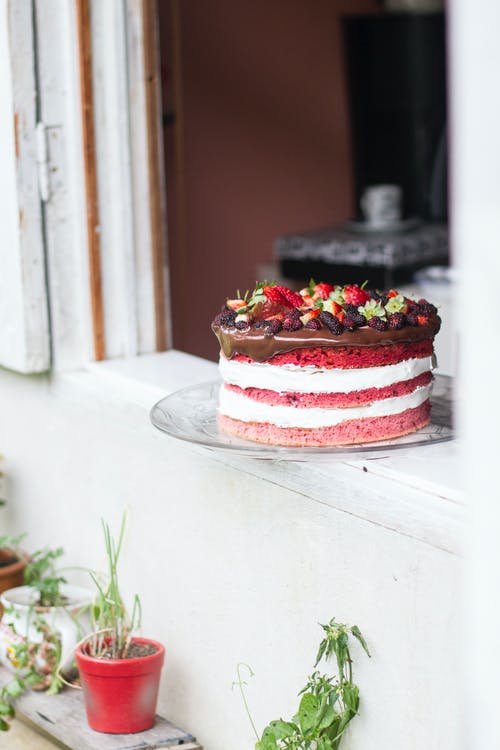 在打开的窗口中的裸草莓蛋糕 · 免费素材图片