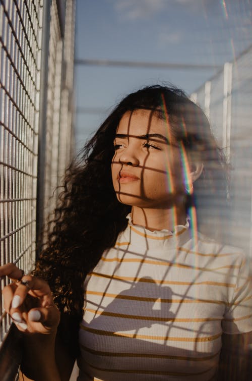 女人站立和看侧视图 · 免费素材图片