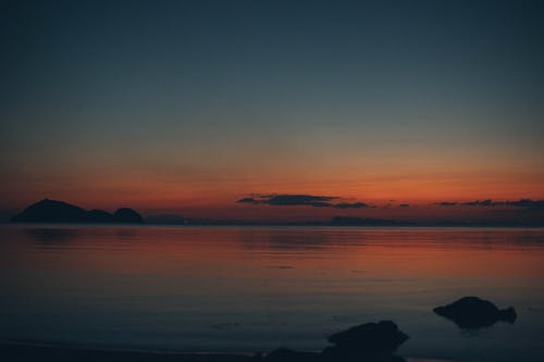 夜间平静的水体 · 免费素材图片