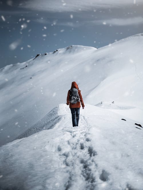 在雪地上行走的人 · 免费素材图片
