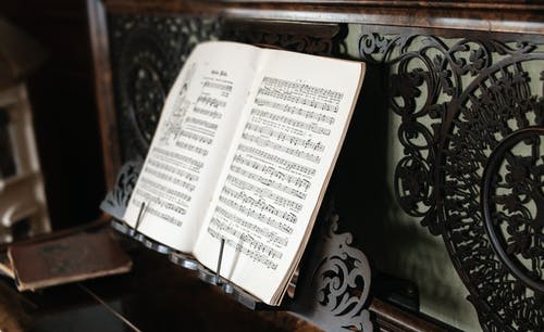 木架子上的音乐作品 · 免费素材图片