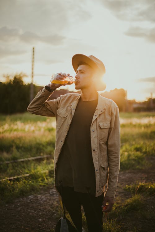 黄金时段外男人喝果汁的照片 · 免费素材图片