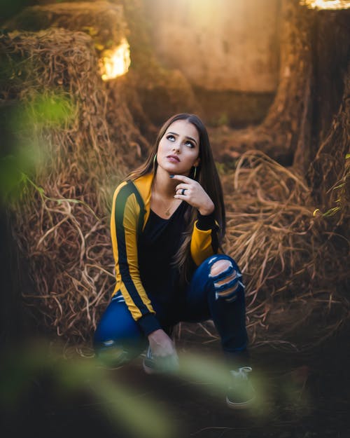 仰望的女人 · 免费素材图片