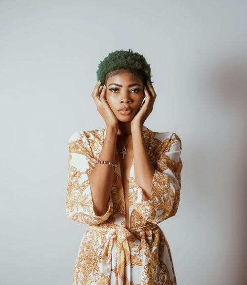 双手在脸上的绿色头发的常设女人的照片 · 免费素材图片