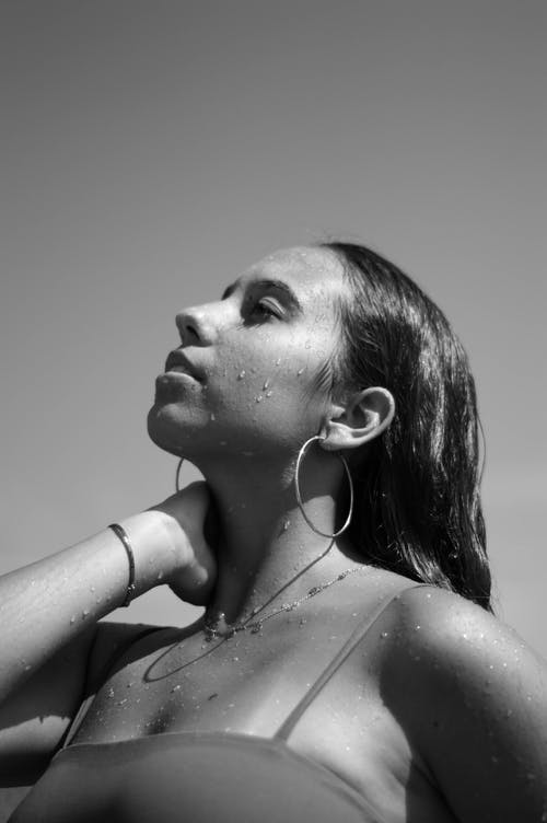 女人抱着她的脖子的单色摄影 · 免费素材图片