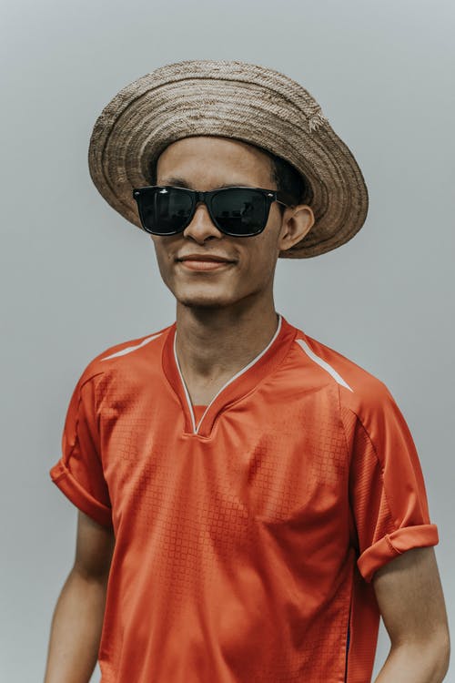 男人戴着帽子和橙色衬衫 · 免费素材图片